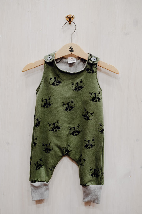 Baby Strampler Waschbär grün